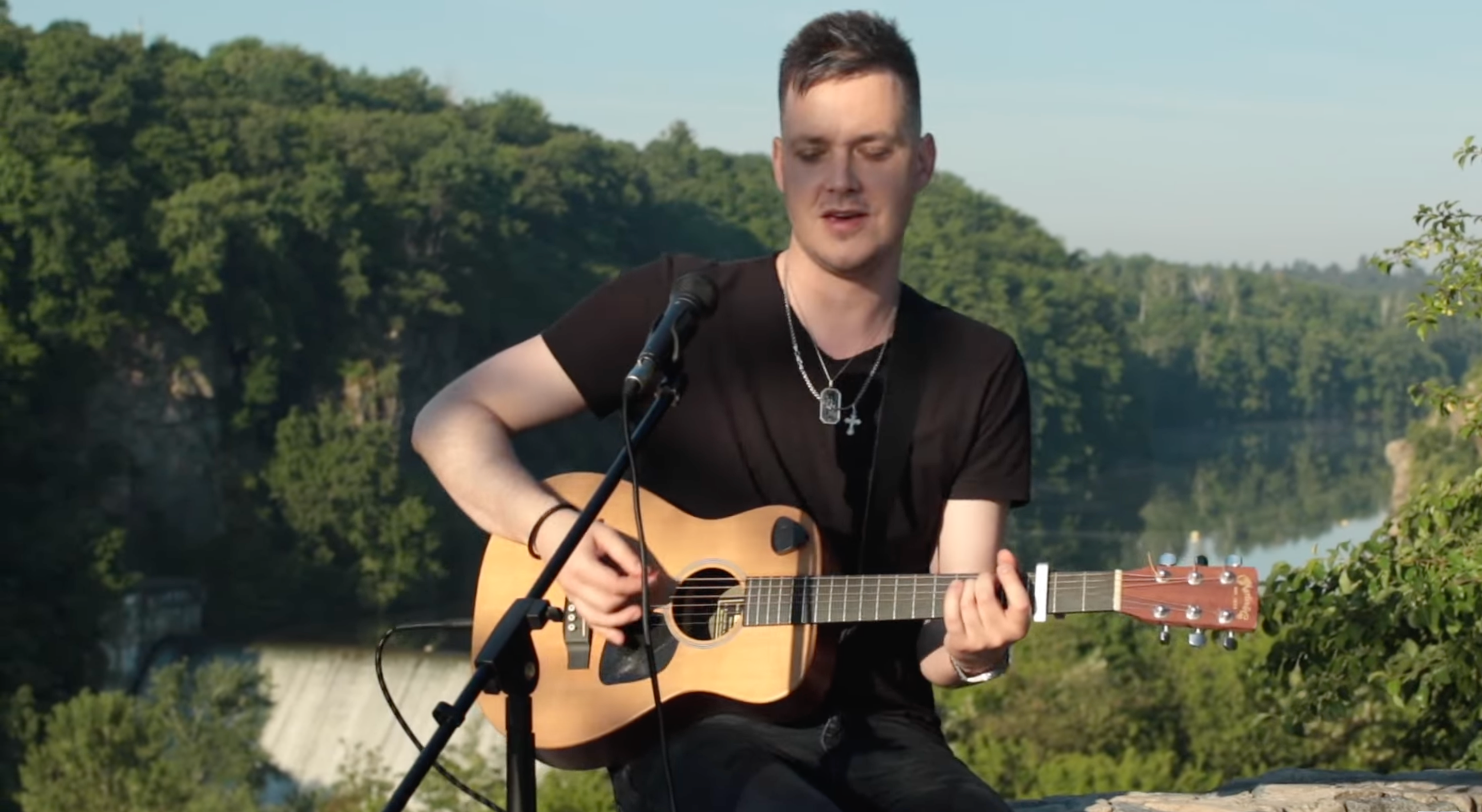 Аркадій Войтюк проникливо виконав пісню Марії Бурмаки "Чорні черешні"