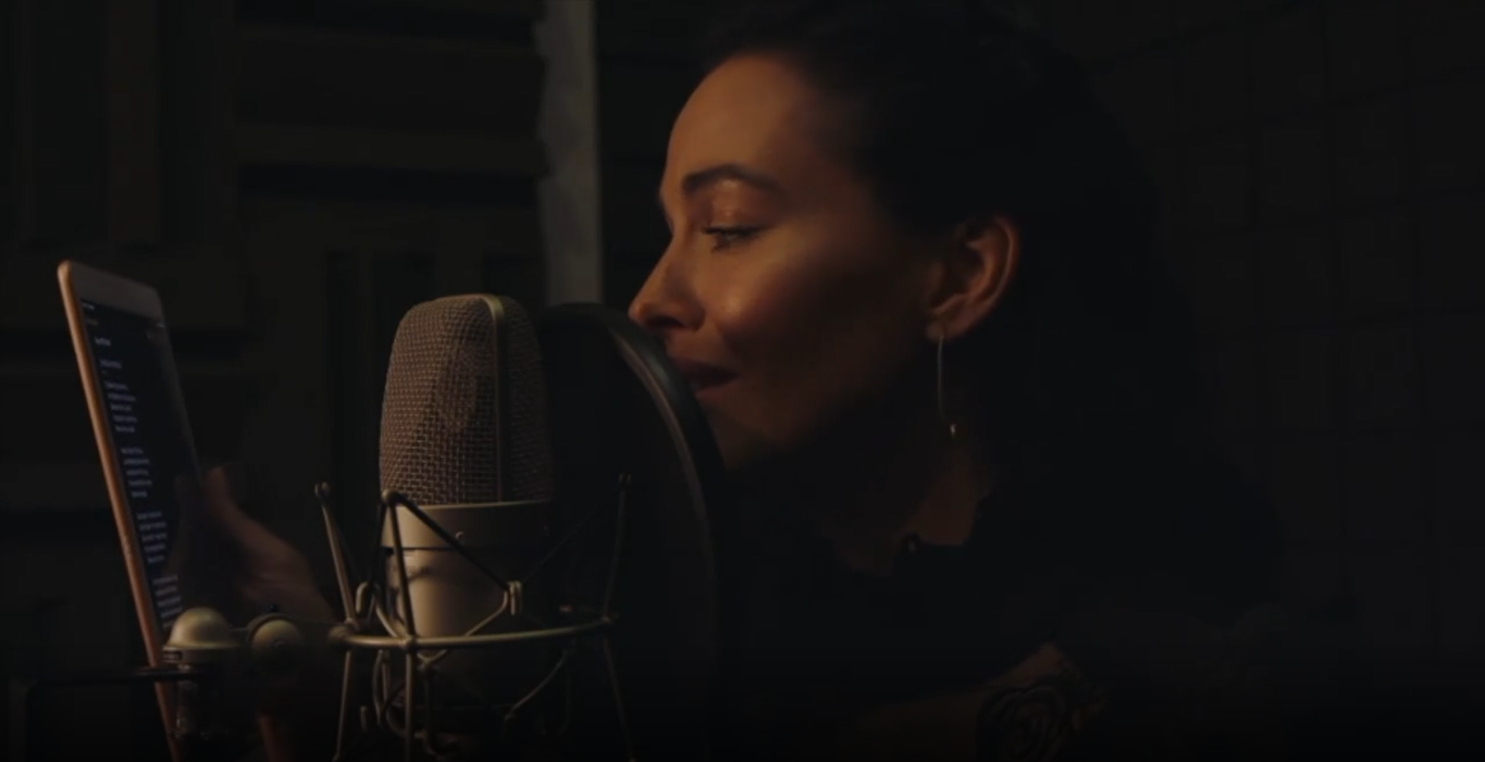 Астаф'єва емоційно прочитала вірш Костенко про матір - фото 1