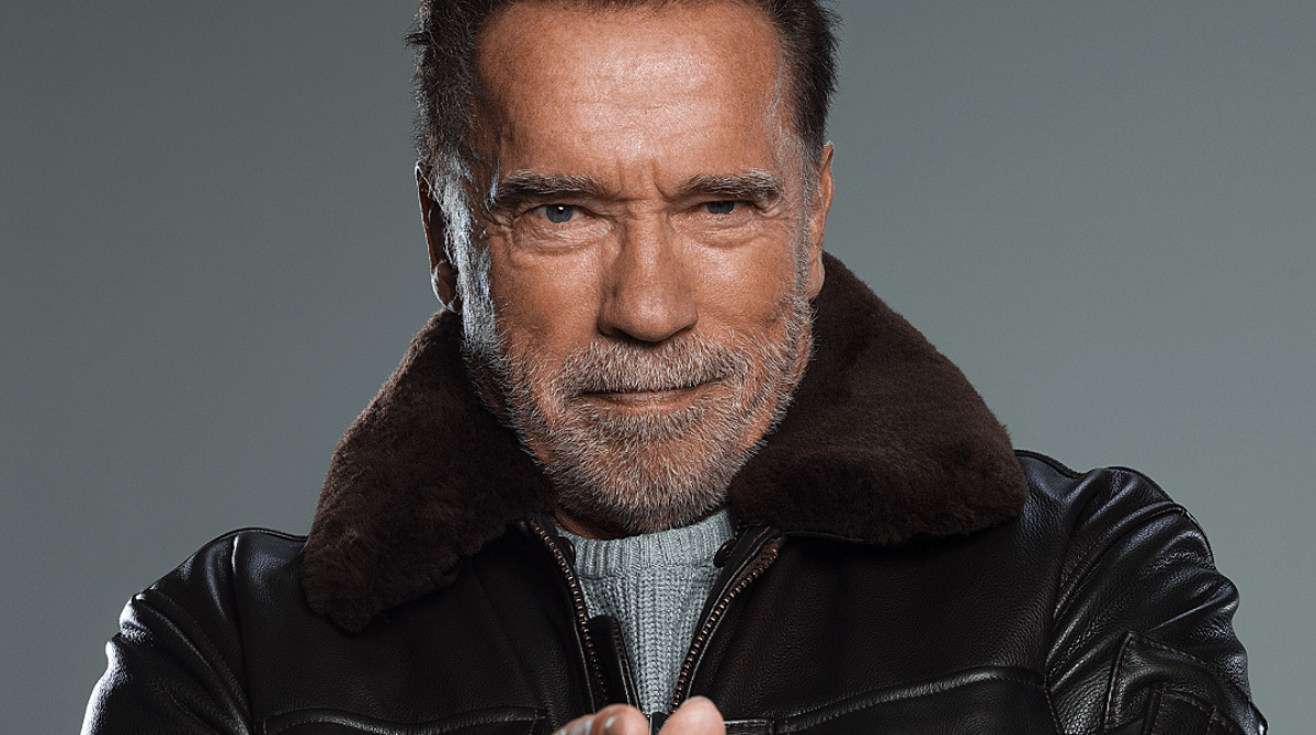 Арнольд Шварценеггер отримав у подарунок українську вишиванку