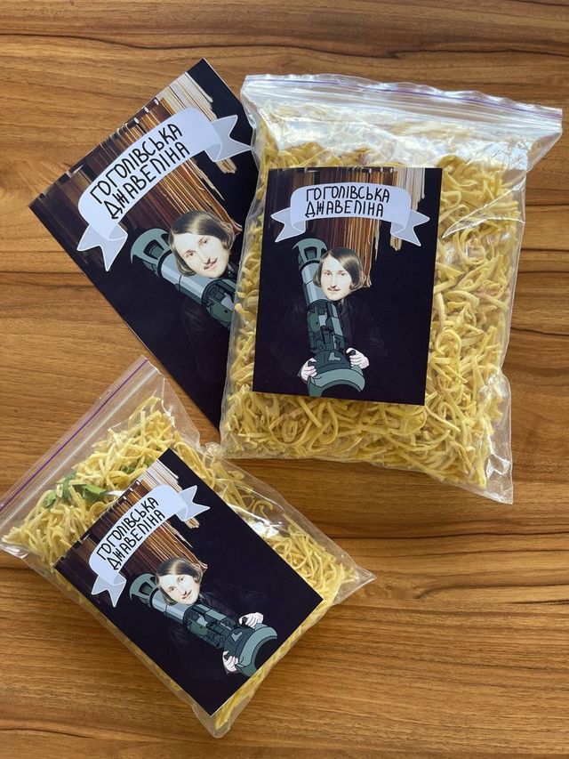 'Джавеліна', а не 'Мівіна': волонтери виготовляють локшину для захисників - фото 507051