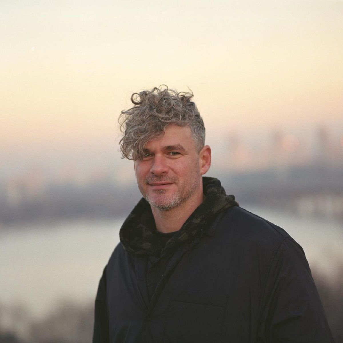 Маємо встигнути жити: Арсен Мірзоян випустив пронизливу пісню Вальс Ірпінь