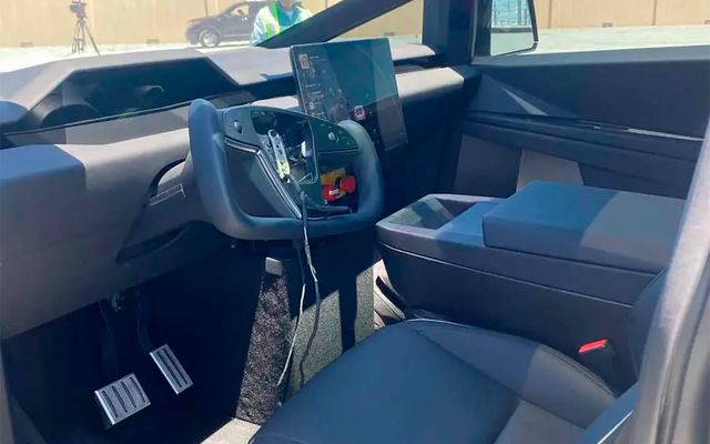 Фотошпигуни розсекретили інтер'єр пікапа Tesla Cybertruck: фото салону - фото 507325