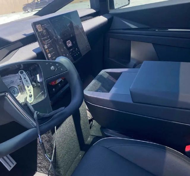 Фотошпигуни розсекретили інтер'єр пікапа Tesla Cybertruck: фото салону - фото 507326