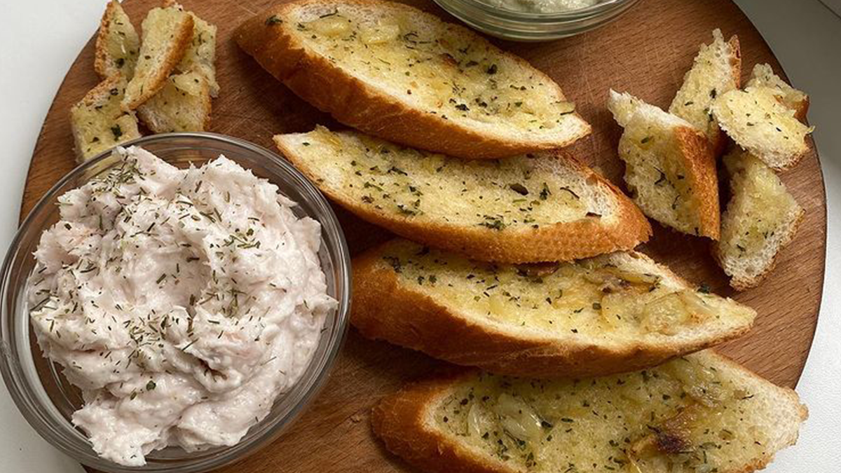 Ароматний часниковий багет + смачна намазка: ідея швидкого й ситного перекусу