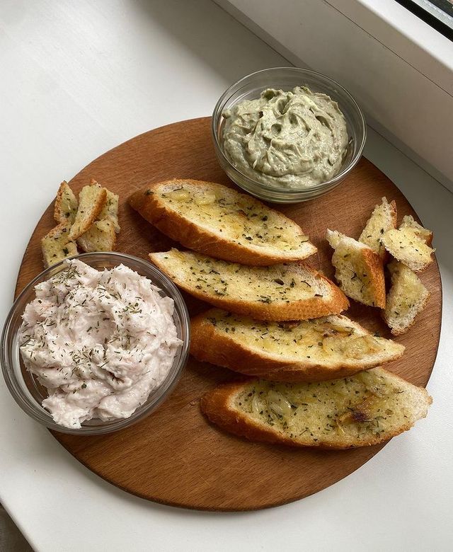 Ароматний часниковий багет + смачна намазка: ідея швидкого й ситного перекусу - фото 507381