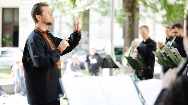 Львівська філармонія на благодійному ярмарку зібрала майже 150 000 грн для захисників - фото 507416