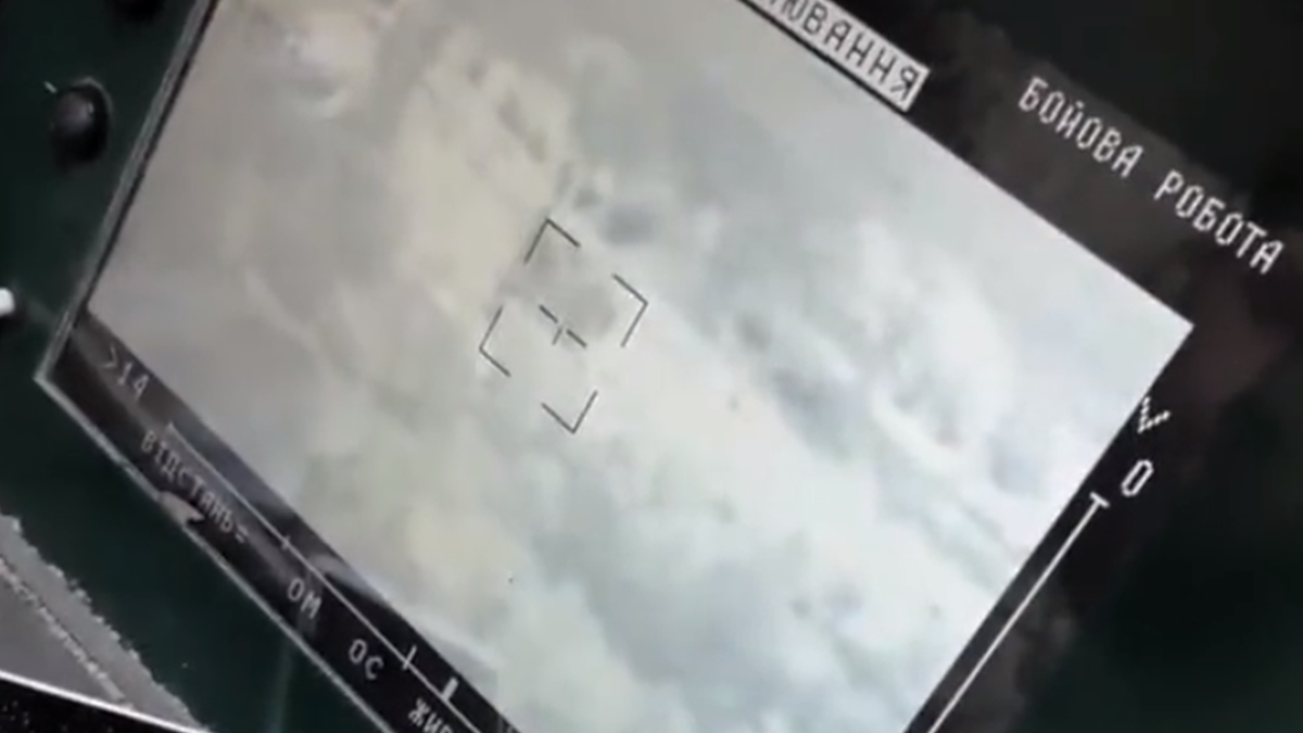 Працюють професіонали: бійці ЗСУ влучили у російський танк з 5 кілометрів – відео