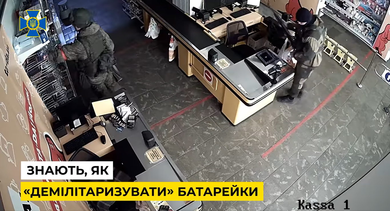 з'явилось відео, як окупанти грабували крамницю на Сумщині - фото 1