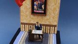 Занепокоєний Макрон: литовський митець створив мініатюру і потролив президента Франції
