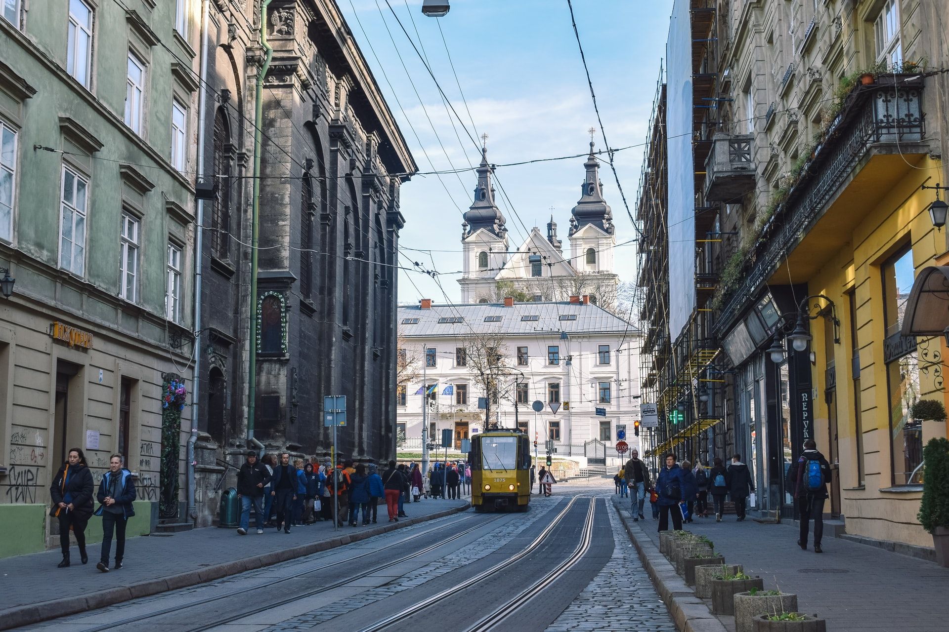 Україна отримала значно менше податків від туризму через війну: на скільки змінилась цифра