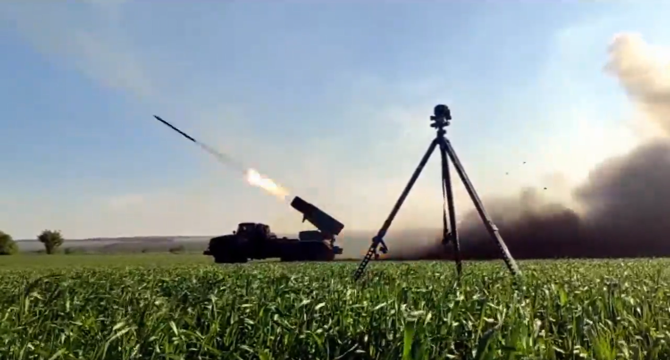 Реактивна артилерія знищує окупантів на Донеччині: десантники показали ефектне відео