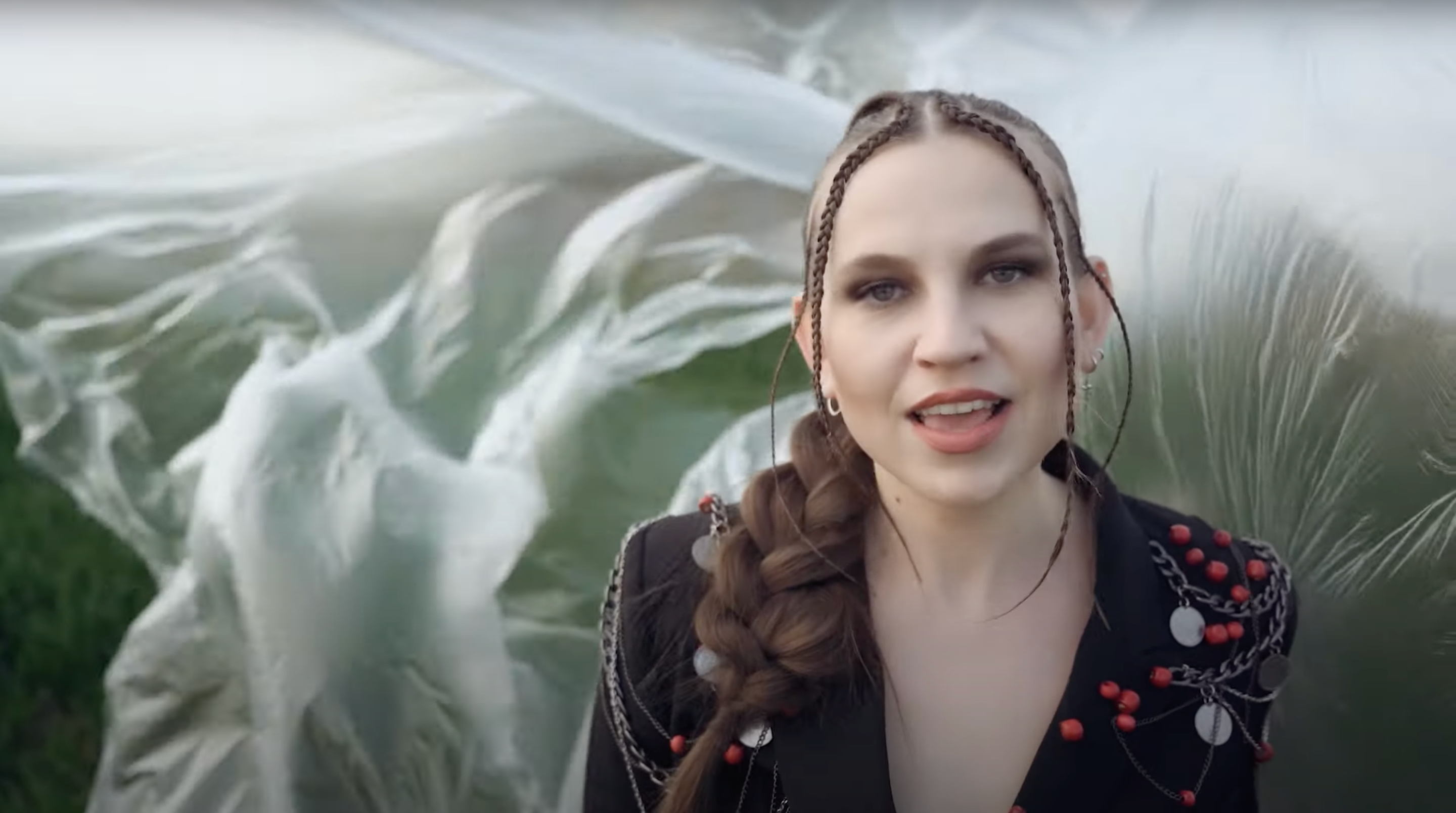 Співачка Оксана Трач презентувала трек "Зозуля" за мотивами народної пісні - фото 1