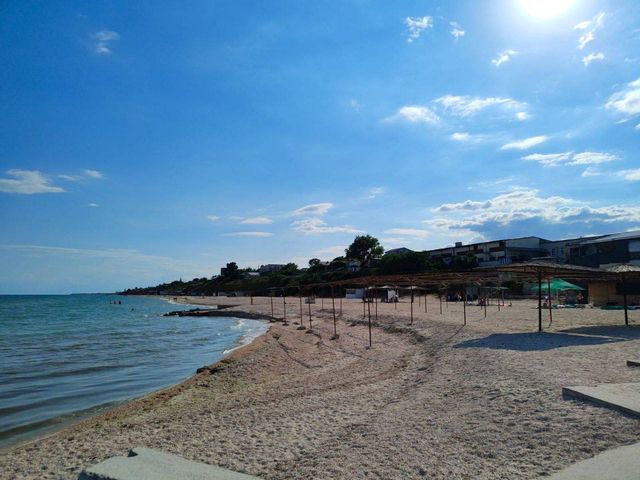 Порожні пляжі та закриті заклади: на фото показали окуповану Кирилівку в розпал сезону - фото 507827