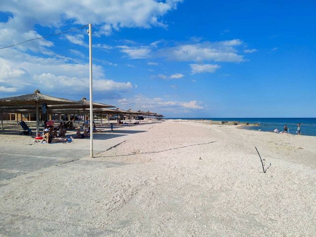 Порожні пляжі та закриті заклади: на фото показали окуповану Кирилівку в розпал сезону - фото 507828