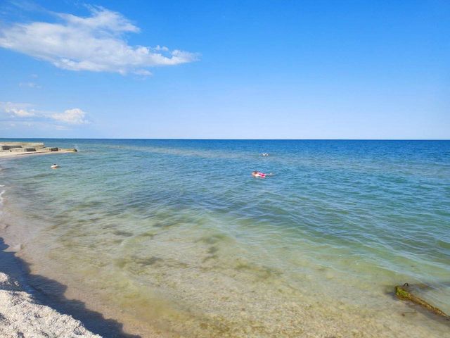 Порожні пляжі та закриті заклади: на фото показали окуповану Кирилівку в розпал сезону - фото 507830