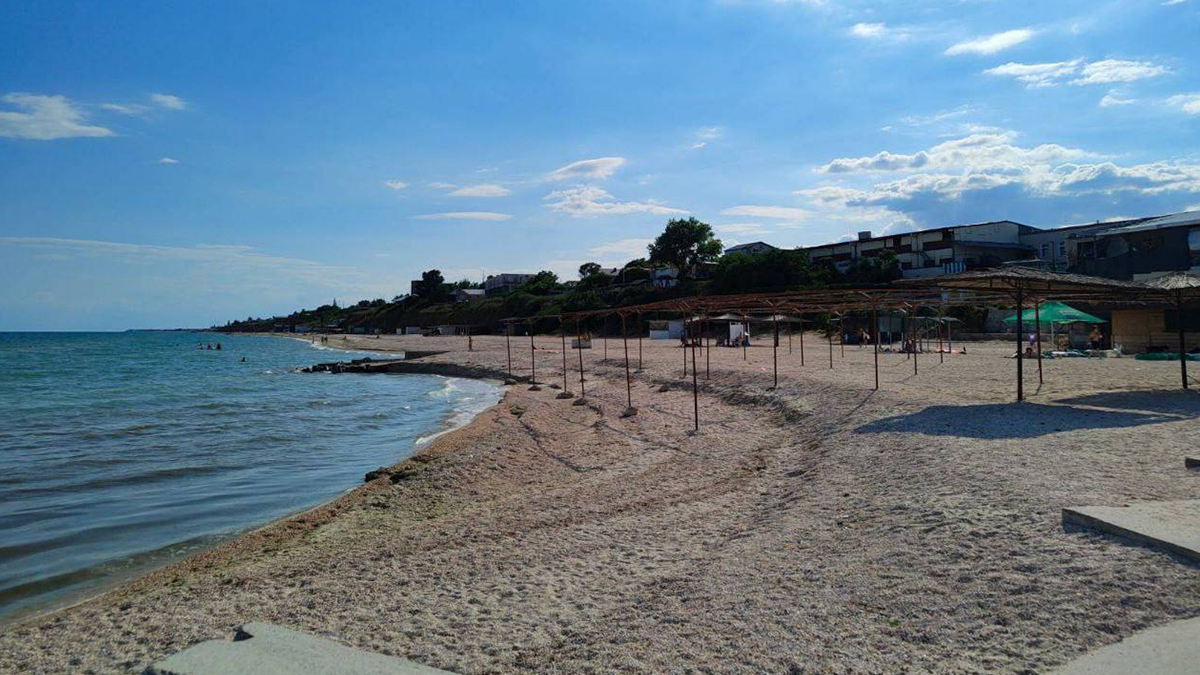 Порожні пляжі та закриті заклади: на фото показали окуповану Кирилівку в розпал сезону