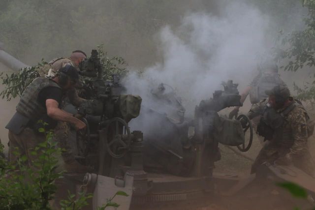 Гаубиці М777 в дії: наші захисники показали, як гатять по окупантах - фото 507842