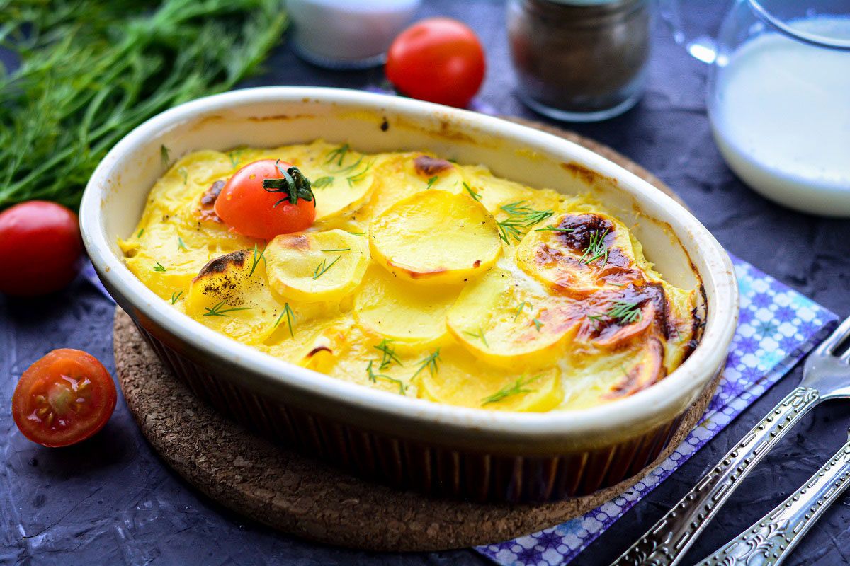 Зірковий кулінар розповів, як по-особливому запекти картоплю: покроковий рецепт у відео