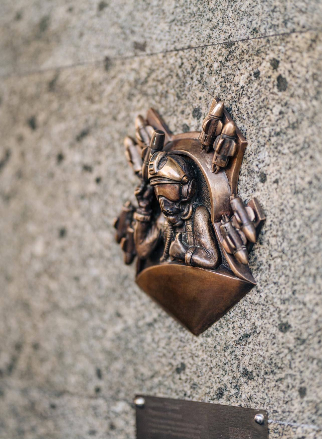 "Мене торкнись – перемогу наблизь": у столиці з'явилась особлива скульптура Привида Києва