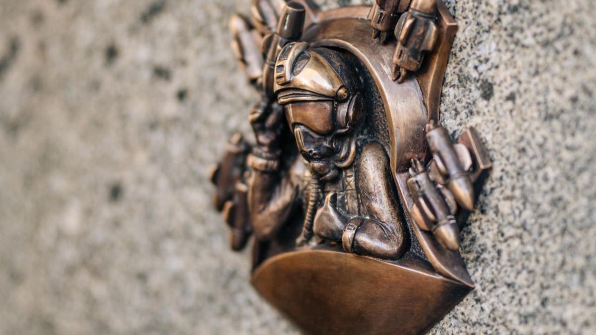 "Мене торкнись – перемогу наблизь": у столиці з'явилась особлива скульптура Привида Києва - фото 1