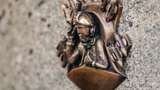 "Мене торкнись – перемогу наблизь": у столиці з'явилась особлива скульптура Привида Києва
