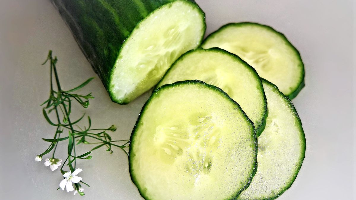 Свіжий салат з огірком і сиром за 5 хвилин: літній рецепт від Клопотенка - фото 1