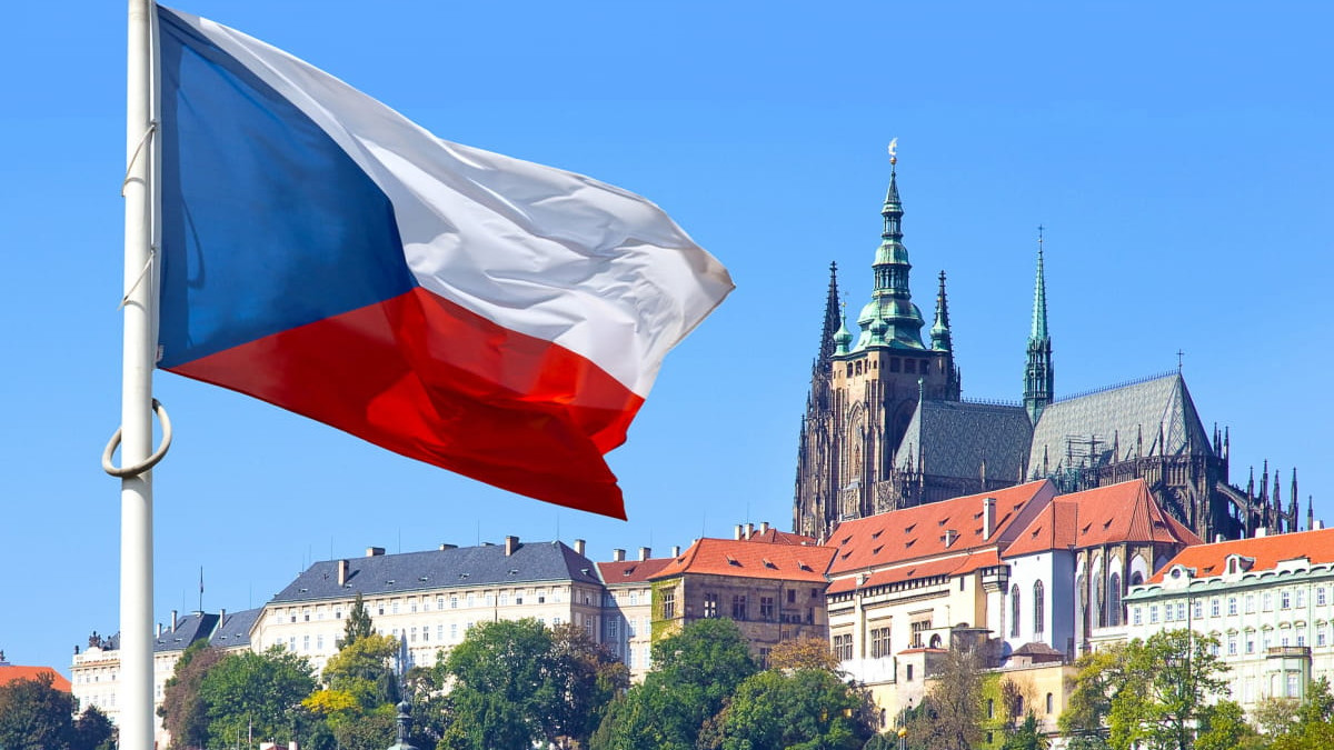 Чехія призупинила на рік видачу віз росіянам та білорусам - фото 1
