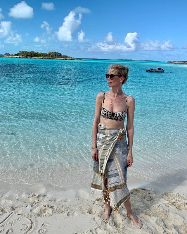 51-річна Клаудія Шиффер вразила ідеальними фото на пляжі - фото 508160