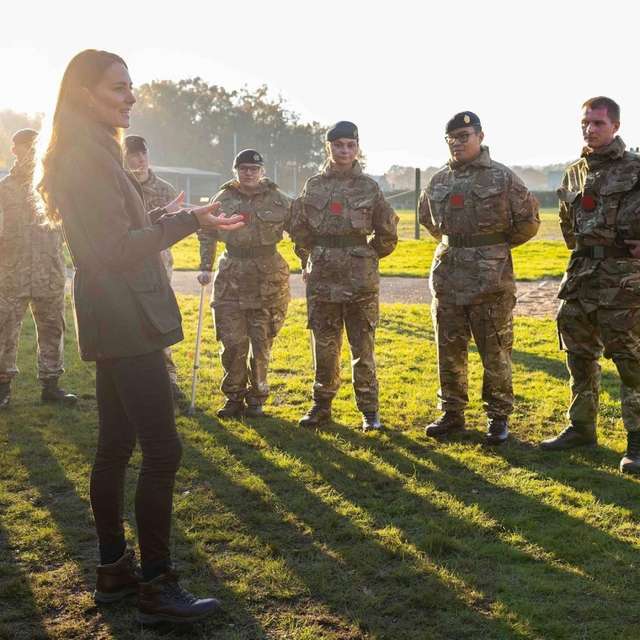 Кейт Міддлтон привітала британців з Днем збройних сил потужними фото з військовими - фото 508272