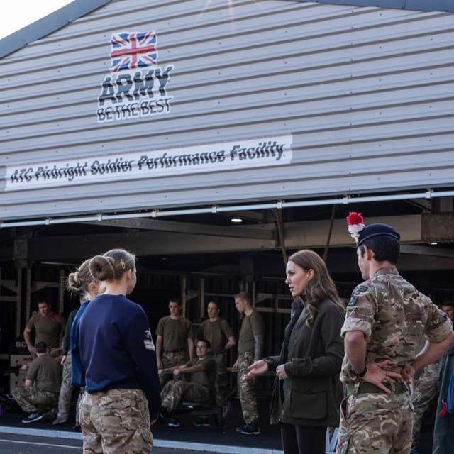Кейт Міддлтон привітала британців з Днем збройних сил потужними фото з військовими - фото 508273