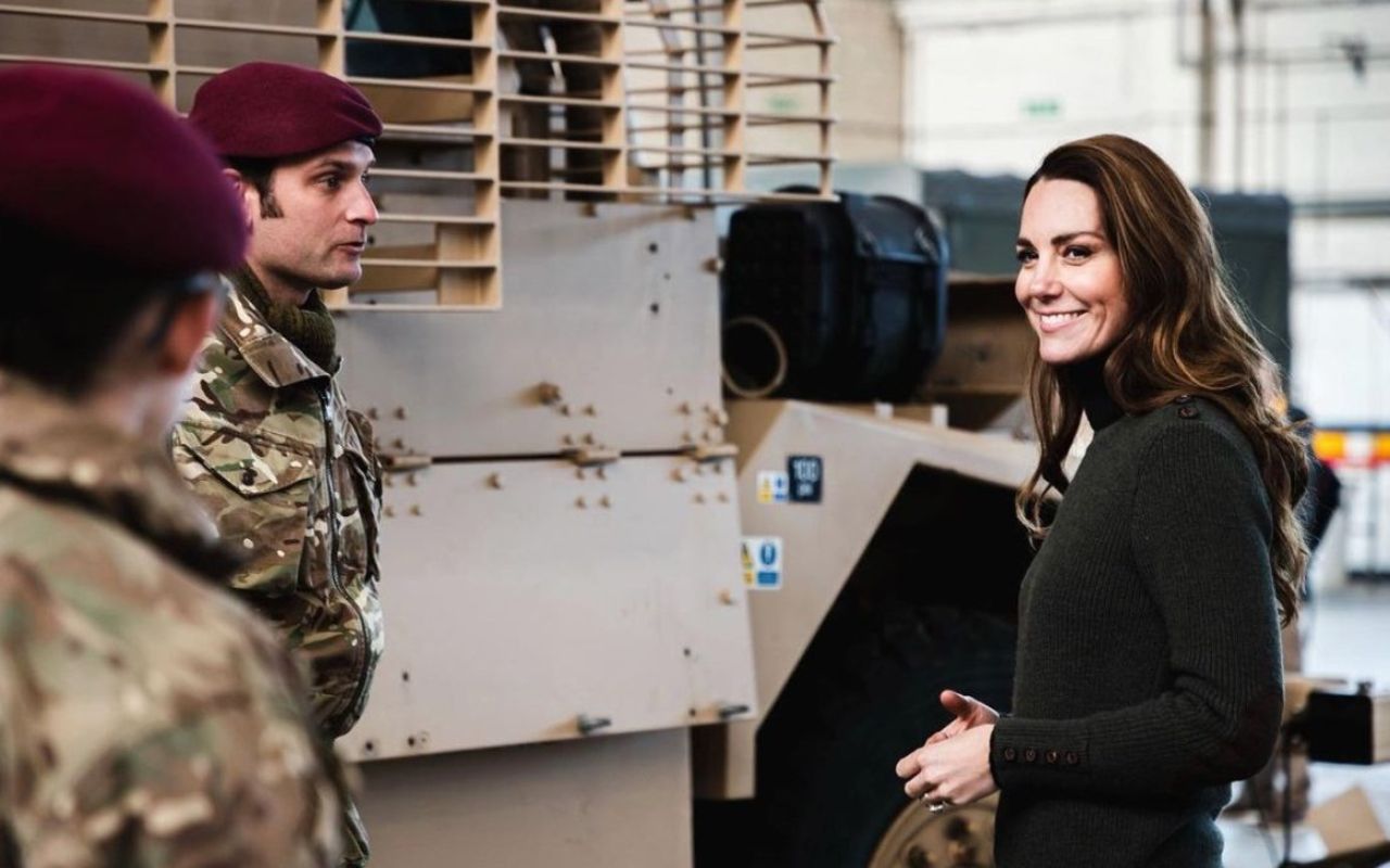 Кейт Міддлтон привітала британців з Днем збройних сил потужними фото з військовими