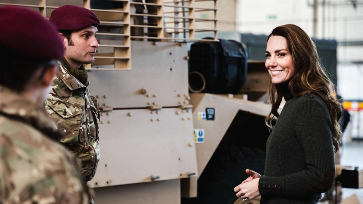 Кейт Міддлтон у касці привітала військових Британії зі святом - фото 1