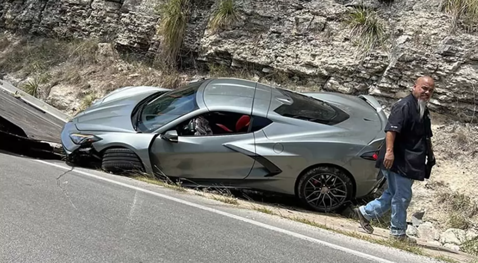 Горе-водій розбив новенький Chevrolet Corvette Stingray 2023 у день покупки: епічні фото