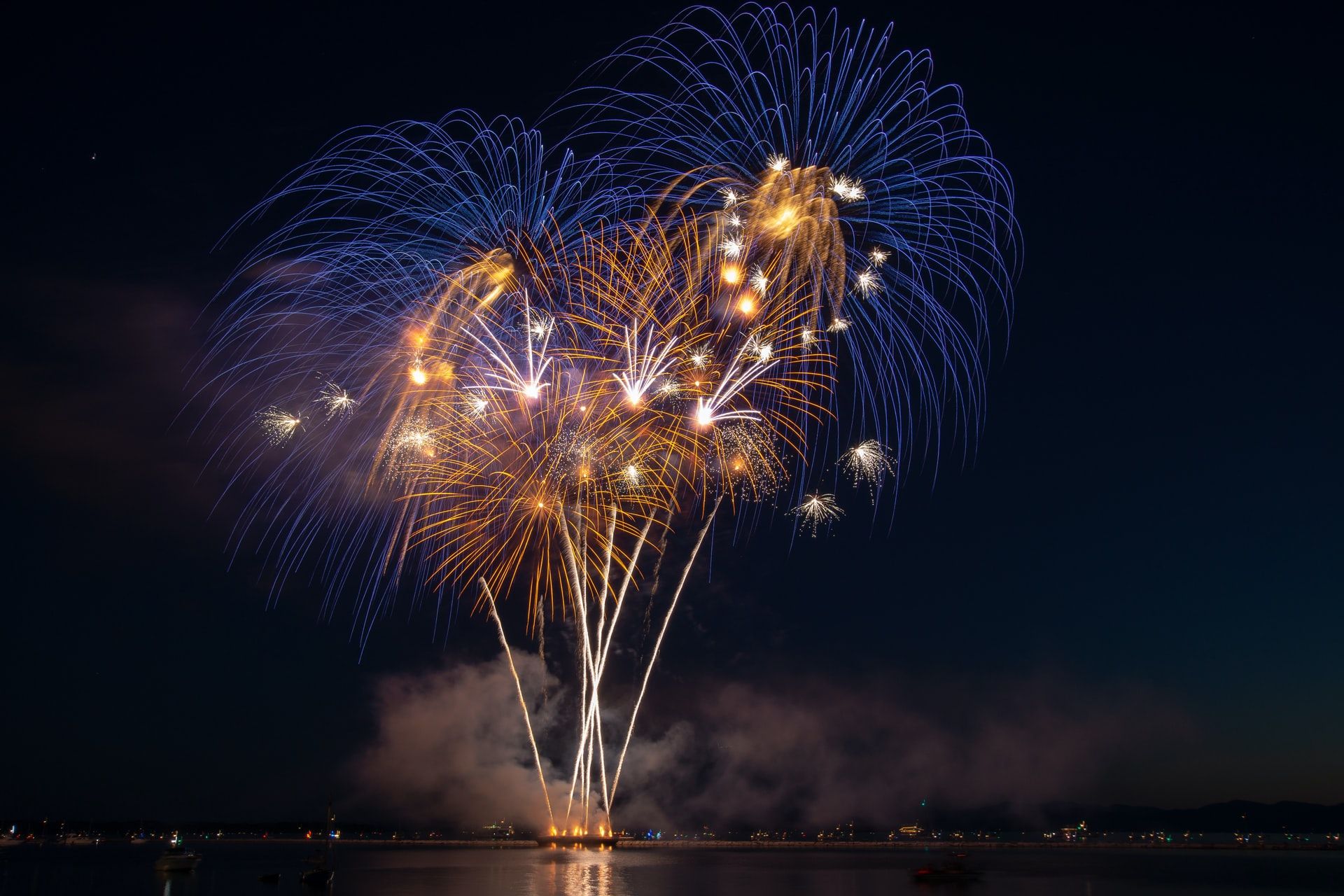 Феєрверки та машини без глушників: що заборонено у Києві під час воєнного стану