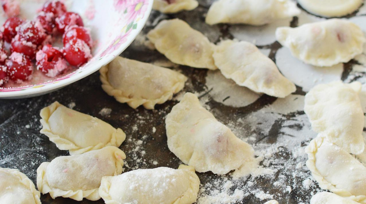 Як приготувати вареники з вишнею: простий український рецепт від кухаря