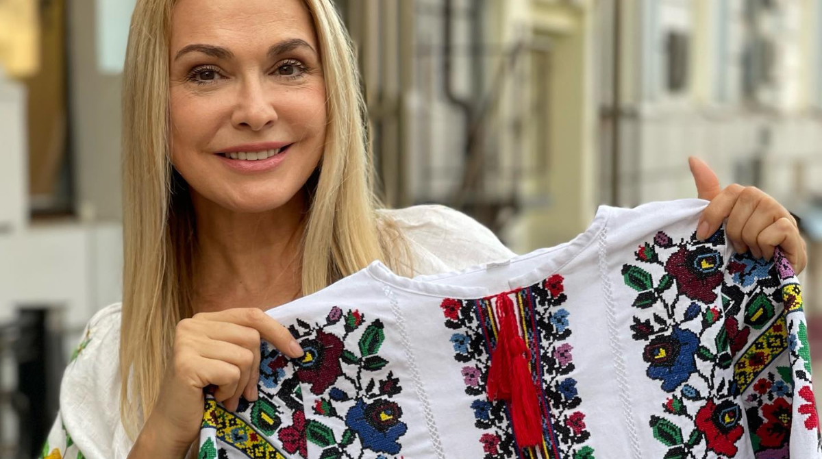 Акторка Ольга Сумська виставила на благодійний аукціон свою вишиванку