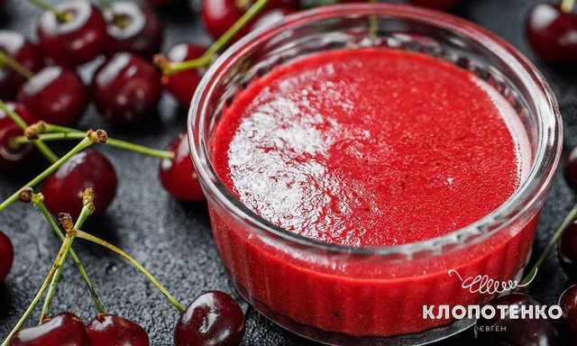 Як приготувати легку заправку для свіжих салатів: рецепт вишневого соусу - фото 508445