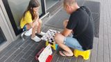 10-річна чемпіонка світу з шашок збирає гроші на ЗСУ вуличними партіями у Києві