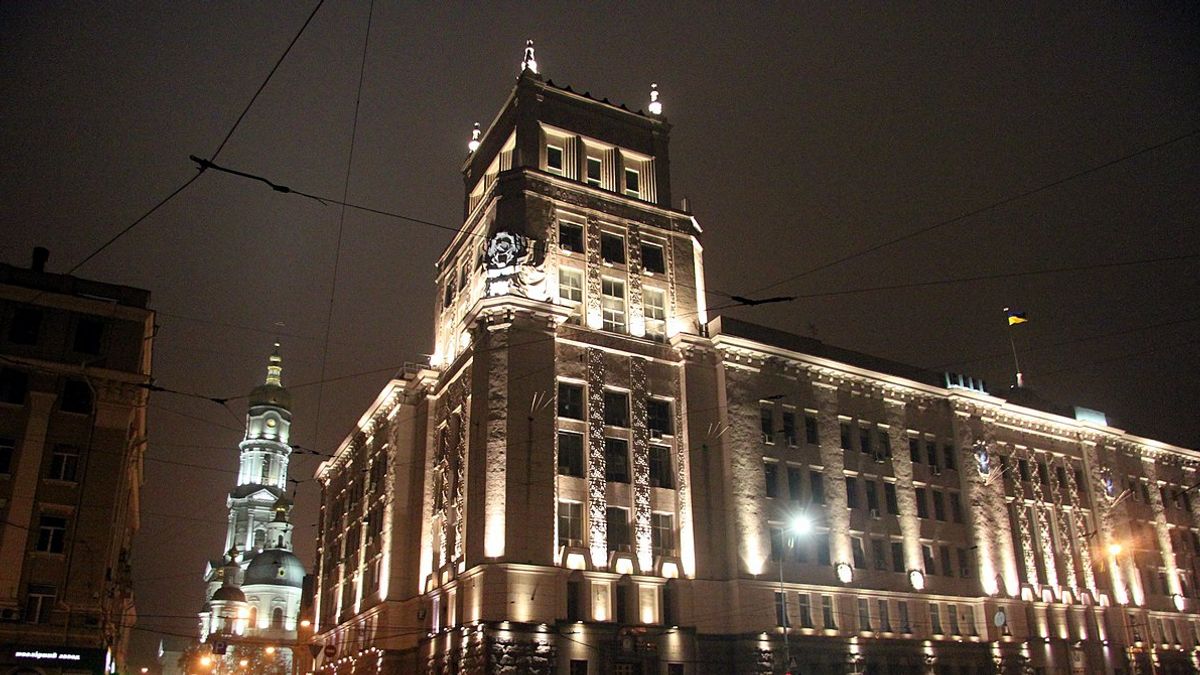 У Харкові демонтують радянську символіку з міськради - фото 1