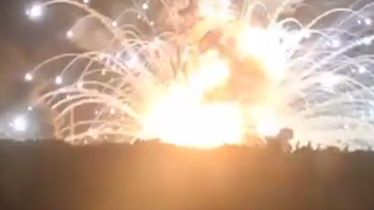 Феєрверк у Сніжному: ЗСУ показали на відео знищення боєприпасів російської армії - фото 1