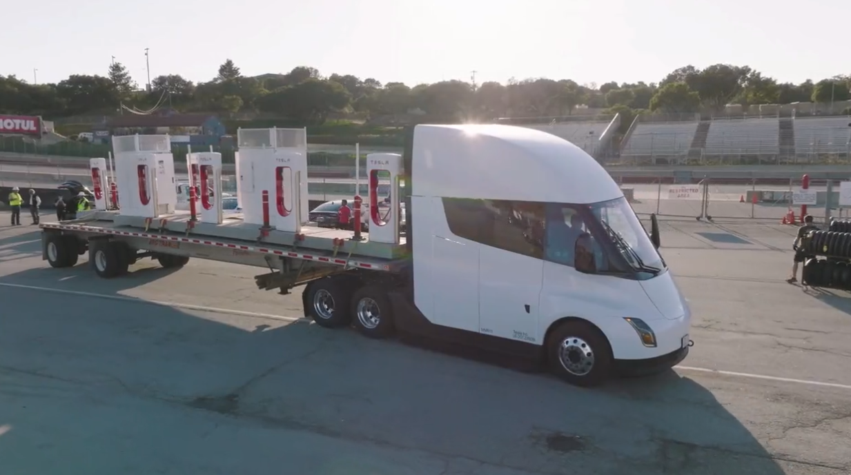 Tesla Semi у роботі: дивіться на відео, як електрична вантажівка виконує доставку