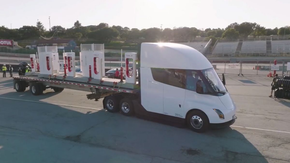 Електрична Tesla Semi перевозить вантаж - фото 1