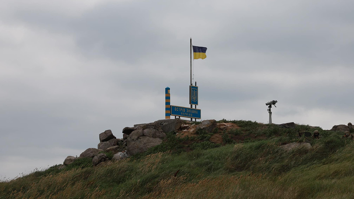 На острові Зміїний встановили український прапор - фото 1