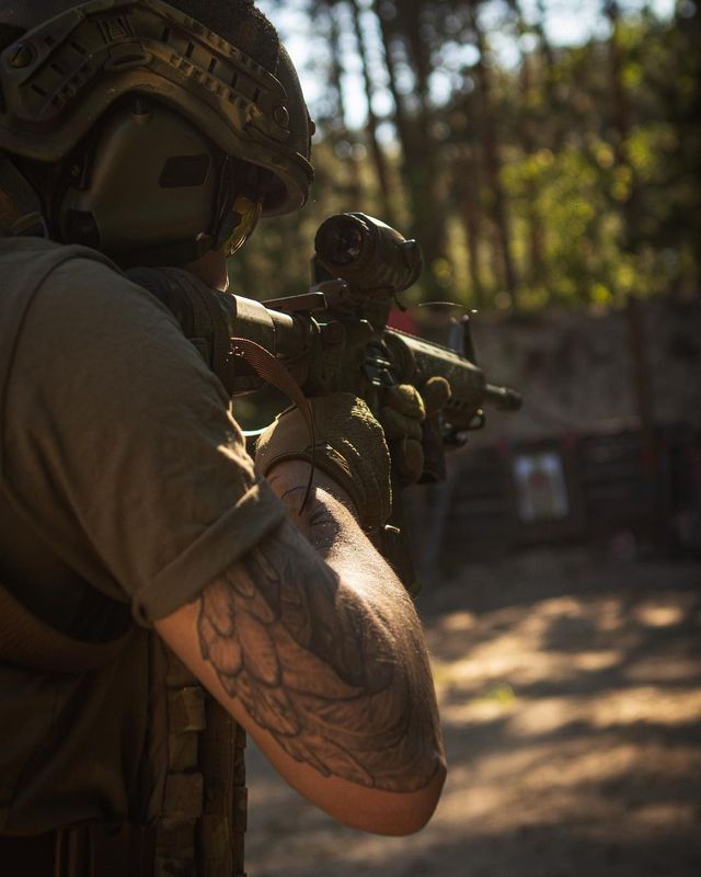Соліст гурту O.Torvald показав серію знімків з тренувань ЗСУ - фото 508836