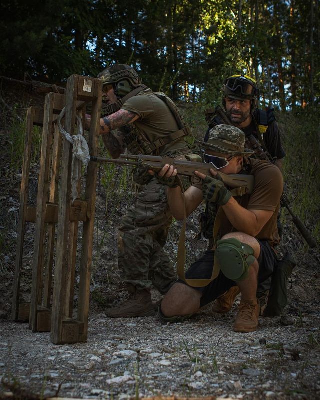 Соліст гурту O.Torvald показав серію знімків з тренувань ЗСУ - фото 508837