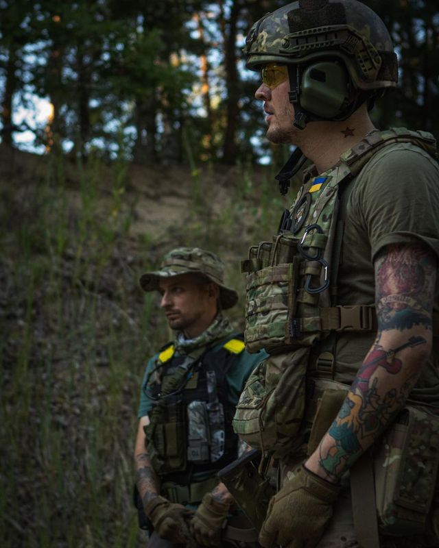 Соліст гурту O.Torvald показав серію знімків з тренувань ЗСУ - фото 508838