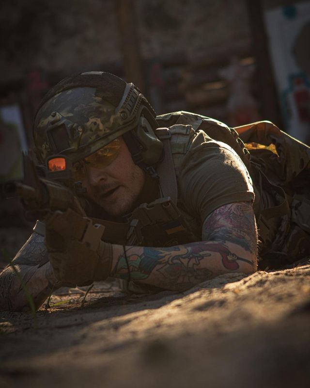 Соліст гурту O.Torvald показав серію знімків з тренувань ЗСУ - фото 508839