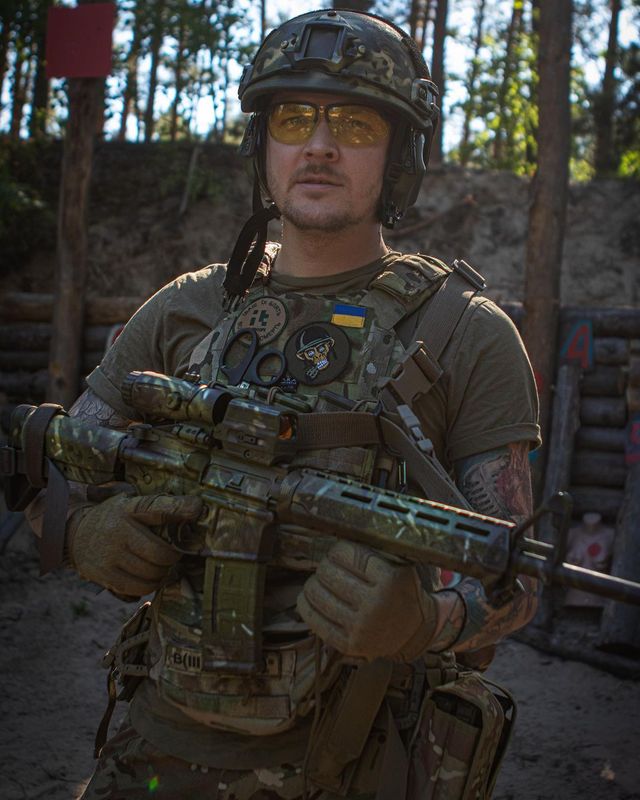 Соліст гурту O.Torvald показав серію знімків з тренувань ЗСУ - фото 508840