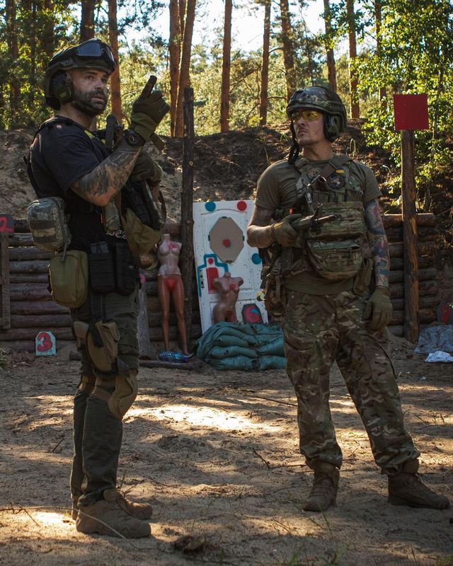 Соліст гурту O.Torvald показав серію знімків з тренувань ЗСУ - фото 508841