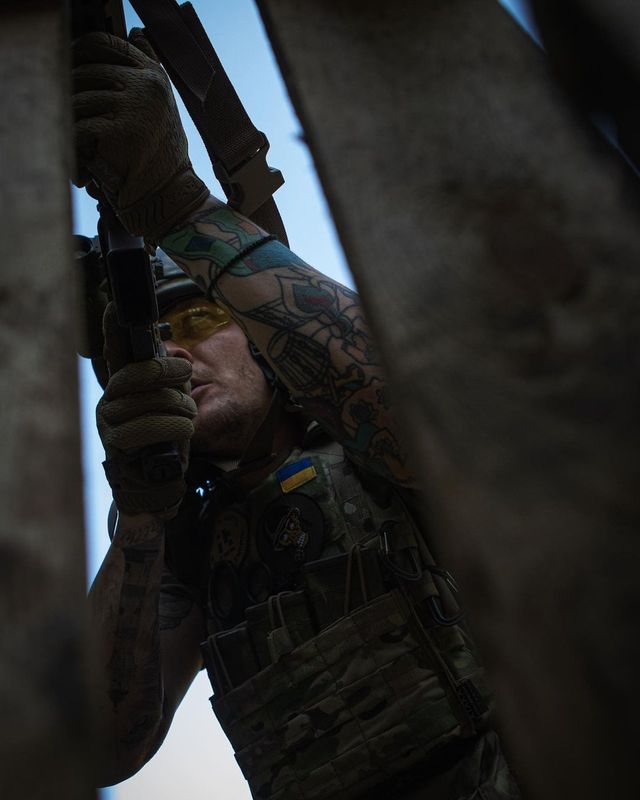 Соліст гурту O.Torvald показав серію знімків з тренувань ЗСУ - фото 508842